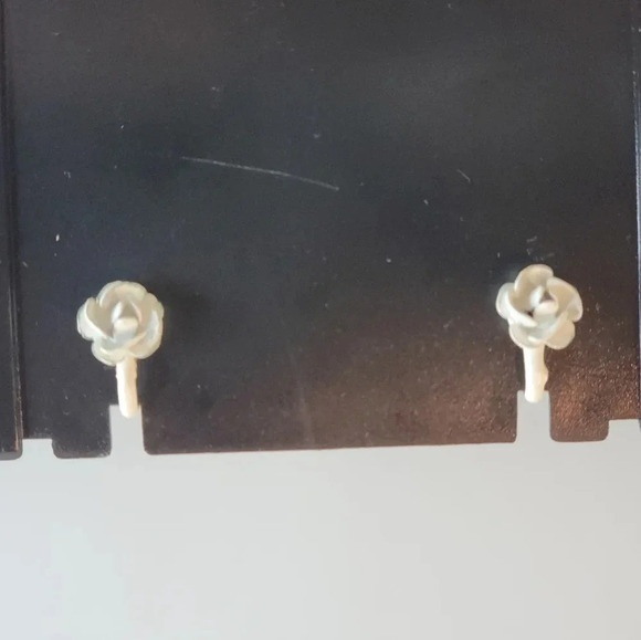 Vintage White Rose Clip On  Earrings - Picture 4 of 8
